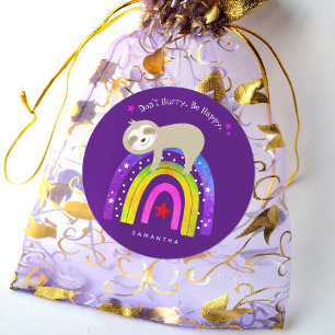 Adesivo Redondo Cute Boho Sloth Rainbow Não se apresse, seja feli