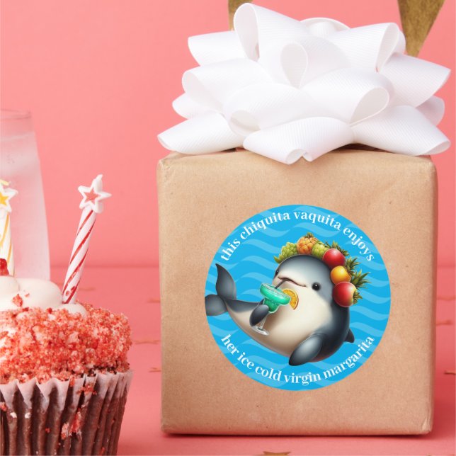 Adesivo Redondo Cute Chiquita Vaquita Gozando de uma Virgem Margar (Festa)