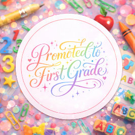 Adesivo Redondo Cute Rainbow “Promoted to First Grade” Design