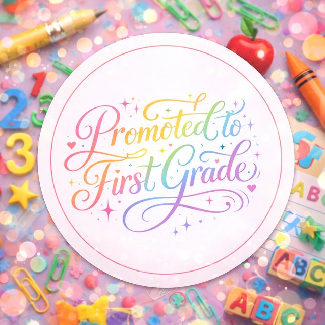 Adesivo Redondo Cute Rainbow “Promoted to First Grade” Design (Criador carregado)