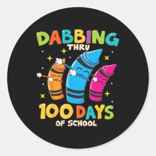 Adesivo Redondo Dabbing Crayons Kids 100 Dias Meninas Meninas Gi