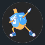 Adesivo Redondo Dabbing Dreidel Hanukkah dançando garotas Chanukah<br><div class="desc">Dabbing Dreidel Hanukkah dançando garotas Chanukah</div>