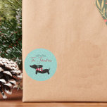 Adesivo Redondo Dachshund Personalizado para Presente de Natal ou<br><div class="desc">Elevem sua correspondência de feriado com nossas juntas personalizadas de envelope de dachshund. Estes autocolantes são projetados para complementar perfeitamente o nosso cartão de saudação de Natal de Vestes Mais Quentes, apresentando o mesmo charmoso dachshund num cachecol acolhedor contra um pano de fundo da maravilha do inverno. Com um toque...</div>