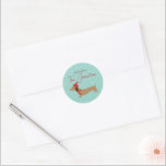 Adesivo Redondo Dachshund Personalizado Selo de Envelope de Natal<br><div class="desc">Elevem sua correspondência de feriado com nossas juntas personalizadas de envelope de dachshund. Estes autocolantes são projetados para complementar perfeitamente o nosso cartão de saudação de Natal de Vestes Mais Quentes, apresentando o mesmo charmoso dachshund num cachecol acolhedor contra um pano de fundo da maravilha do inverno. Com um toque...</div>