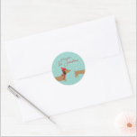 Adesivo Redondo Dachshund Personalizado Selo de Envelope de Natal<br><div class="desc">Elevem sua correspondência de feriado com nossas juntas personalizadas de envelope de dachshund. Estes autocolantes são projetados para complementar perfeitamente o nosso cartão de saudação de Natal de Vestes Mais Quentes, apresentando o mesmo charmoso dachshund num cachecol acolhedor contra um pano de fundo da maravilha do inverno. Com um toque...</div>
