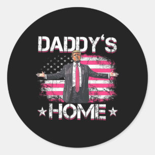 Adesivo Redondo Daddys Home Trump Pink 2024 Engraçado Trump Take A