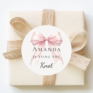 Adesivo Redondo Dando o nó laço rosa pérolas Chá de Noiva