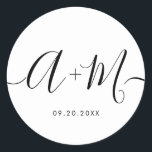 Adesivo Redondo Data de Casamento Personalizado do Script Monogram<br><div class="desc">Elevem seus detalhes de casamento com o adesivo personalizado de data de casamento do Monograma Minimalista. Este adesivo elegante e personalizado adiciona um toque de sofisticação à sua papelaria de casamento, permitindo que você mostre seu monograma e data de casamento de uma forma simples, mas impactante. O adesivo apresenta um...</div>