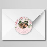 Adesivo Redondo Data do casamento da foto moderna de forma cardíac<br><div class="desc">Casamento cor-de-rosa com fotos de coração personalizadas de casal romântico salve o adesivo de data com rosas elegantes e texto de caligrafia de script. É fácil personalizar com seus nomes, texto e detalhes. Perfeito para uma festa de noivado, salve a data, lembrete da data do casamento, adesivo de foca, etiqueta...</div>