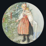 Adesivo Redondo Decoração da Árvore de Natal - Carl Larsson<br><div class="desc">Arte sueca pelo artista Carl Larsson. Uma garota loura de vestido tradicional fica em uma cadeira para decorar a árvore de Natal. Consulte a loja para coordenar itens! Sobre o artista: Carl Larsson era pintor, ilustrador, impressor e escritor sueco. Ele é lembrado, principalmente, de suas aquarelas da vida idílica que...</div>
