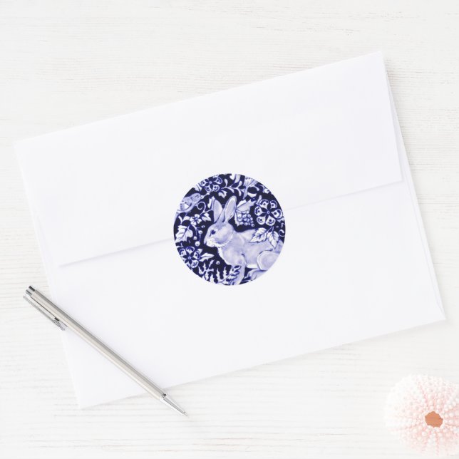 Adesivo Redondo Dedham Blue Rabbit, Classic Blue & White Design (Envelope)