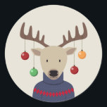 Adesivo Redondo Deer Christmas<br><div class="desc">Deer Christmas foi projetado por Ness Nordberg. Deixem este veado bonitinho com decorações de Natal te ajudar a trazer algum capricho e beleza para o seu Natal. Todas as trabalhos de arte © Ness Nordberg. Todos os direitos reservados no mundo. A reprodução ou distribuição não autorizadas de uma obra protegida...</div>