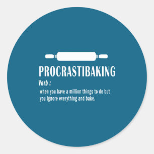 Adesivo Redondo Definição Engraçada de Procrastibaking - Amantes e