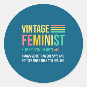 Adesivo Redondo Definição Feminista Vintage Sabe Mais Do Que Ela D