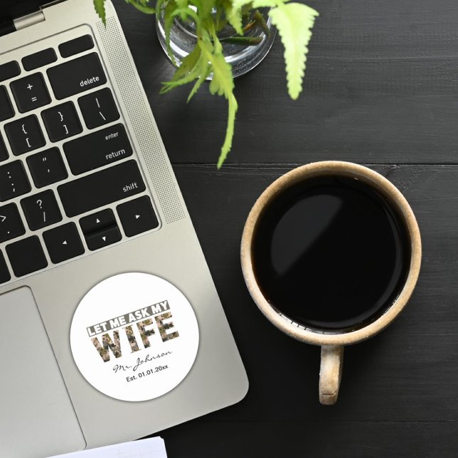 Adesivo Redondo Deixe-me perguntar à minha esposa engraçado person (Criador carregado)