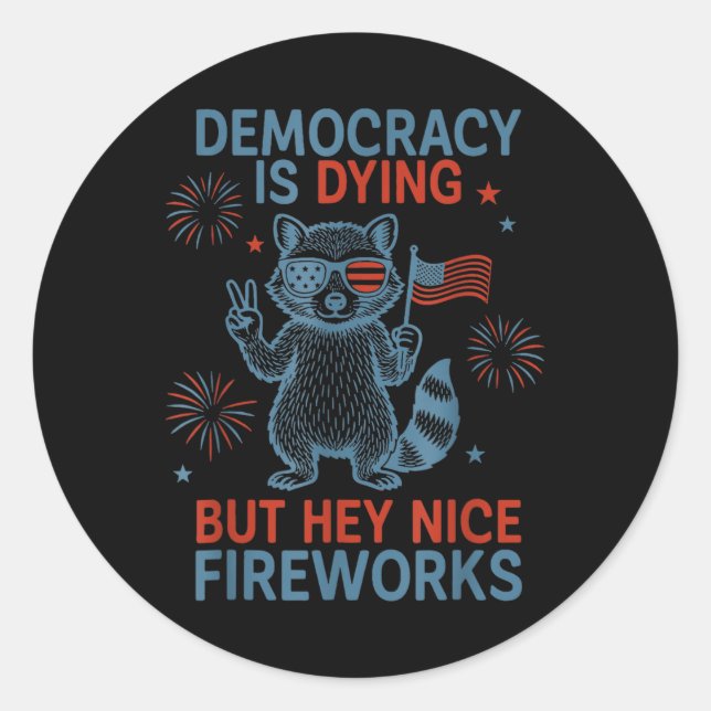 Adesivo Redondo Democracy Is Dying But Hey Nice Firework Raccoon 4 (Frente)