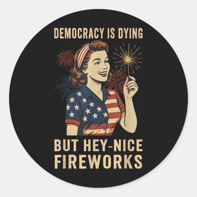 Adesivo Redondo Democracy Is Dying But Hey Nice Fireworks 4th Of J (Frente)