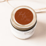 Adesivo Redondo Deserto Whimsic | Rua Obrigado Favor De Casamento<br><div class="desc">Este deserto balbuciano obrigado de ferrugem, o favor do casamento é perfeito para o seu simples casamento de beige ocidental e de tons de terra terracota. A paleta neutra de cor do feto é a vintage a sudoeste com um toque moderno. A escrita é uma caligrafia manuscrita minimalista delicada, bastante...</div>