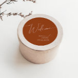 Adesivo Redondo Deserto Whimsic | Terracotta Wedding Welcome<br><div class="desc">Este deserto balbuciano | teracotta casamento bem-vindo, o clássico adesivo redondo é perfeito para o seu simples casamento rochoso ocidental beige e terracotta. A paleta neutra de cor do feto é a vintage a sudoeste com um toque moderno. A escrita é uma caligrafia manuscrita minimalista delicada, bastante elegante e romântica....</div>