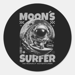 Adesivo Redondo Design de Astronauta Surfista, Surfando na Lua Esp