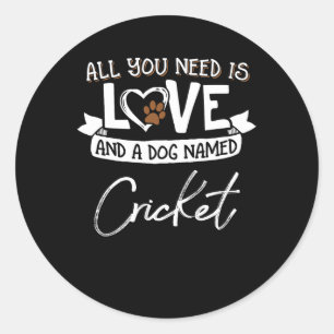 Adesivo Redondo Design de cachorro fofo chamado Cricket para mulhe