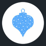 Adesivo Redondo Design de Natal Azul e Branco.<br><div class="desc">Um design de férias simples e agradável em azul e branco. Esta é uma na moda de uma bola de Natal com um padrão estelar.</div>