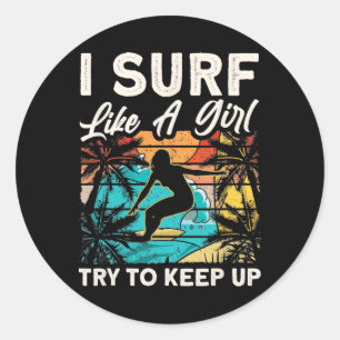 Adesivo Redondo Design Divertido de Surf Como uma Garota para Mulh