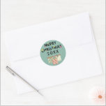 Adesivo Redondo Design moderno - Merry Christmas Boxes Sticker<br><div class="desc">Um bonito adesivo de Natal com um design de Tipografia de estilo moderno e gráficos de caixa de presentes. O exterior diz "Feliz Natal 20XX" para você mudar seu ano preferido</div>