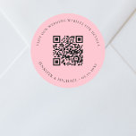 Adesivo Redondo Detalhes do código QR do site de casamento rosa rs<br><div class="desc">Adicione sua url para seu site de casamento. Para obter informações,  detalhes,  rsvp online. Um fundo cor-de-rosa,  texto preto.</div>