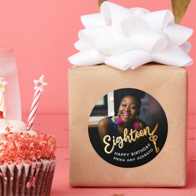 Adesivo Redondo Dezoito 18º Aniversário foto ouro preto 18 teclas (Festa)