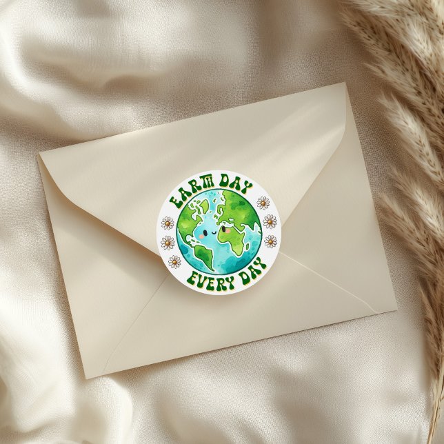 Adesivo Redondo "Dia da Terra Todos os Dias" Planeta Bonito com Ma (Earth Day Every Day Planet Daisy Classic Round Sticker on a neutral envelope.)