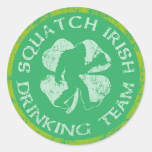 Adesivo Redondo Dia de São Patrício Squatch Irish Bebendo Team