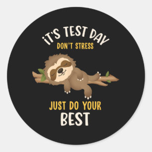 Adesivo Redondo Dia de Teste Não Estresse Engraçado Sloth Testando