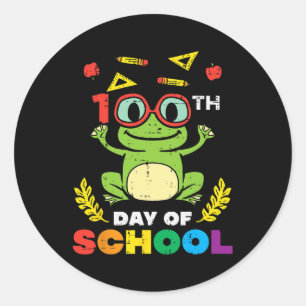 Adesivo Redondo Dia Do Sapo Escolar 100 Dias Mais Inteligentes Cri