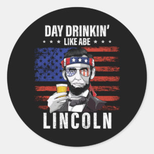 Adesivo Redondo Dia dos Homens Bebendo como Abe Lincoln 4 de Julho
