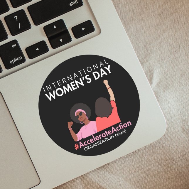 Adesivo Redondo Dia Internacional da Mulher 2025, Aceleração da Aç (Criador carregado)