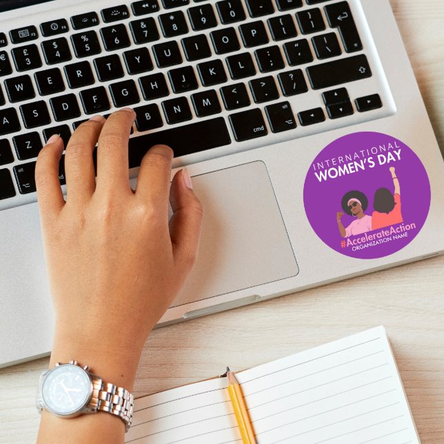 Adesivo Redondo Dia Internacional da Mulher 2025, Aceleração da Aç (Criador carregado)