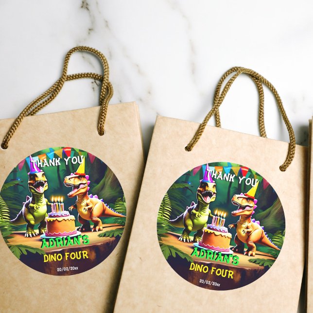 Adesivo Redondo Dino quatro obrigado de aniversário de dinossauros (Dino four dinosaur birthday thank you favor sticker personalized dino mite party favor stickers)