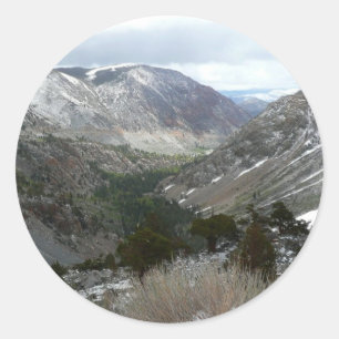Adesivo Redondo Dirigindo pelas montanhas Snowy Sierra Nevada