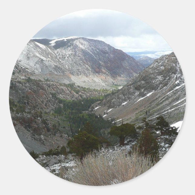 Adesivo Redondo Dirigindo pelas montanhas Snowy Sierra Nevada (Frente)