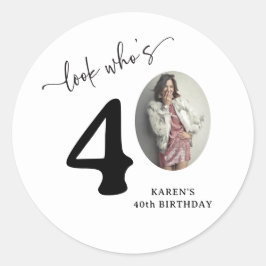 Adesivo Redondo Divertido 'Olha Quem Faz 40' Estiloso Aniversário