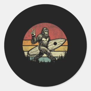 Adesivo Redondo Divertido Retro Pé Grande Surfista Vintage Sasquat