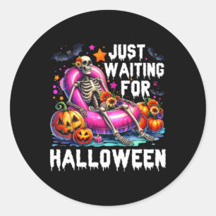 Adesivo Redondo Divertido Só Esperando Pelo Esqueleto de Halloween