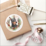 Adesivo Redondo Doberman Christmas Wreath Festivo Pup<br><div class="desc">Procurando o presente de Natal perfeito para seu amigo peludo? Nosso presente de Natal é o que você precisa! Com um tema de Natal encantador, é o presente ideal para o seu querido animal de estimação. Quer você seja uma mãe de cachorro, pai de cachorro, ou simplesmente um amante de...</div>