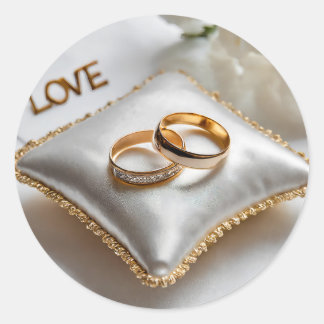 Adesivo Redondo Dois anéis de casamento num travesseiro branco