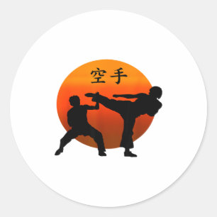 Adesivo Redondo Dois Lutadores de Karate Com Sol Nascente E Karate