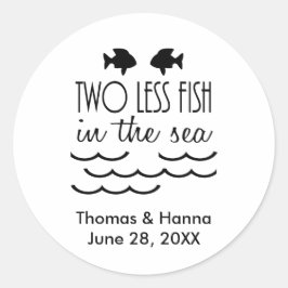 Adesivo Redondo Dois peixes a menos no casamento no mar