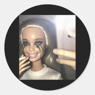 Adesivo Redondo Doll Humor Escura Fumando Selfie Parody