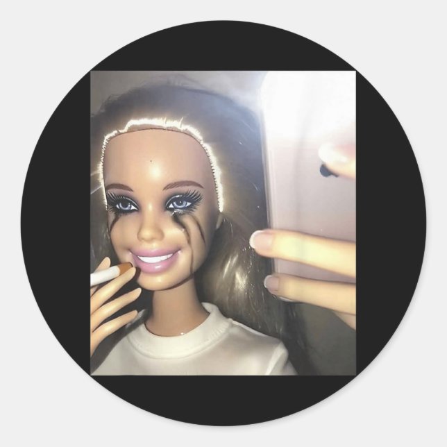 Adesivo Redondo Doll Humor Escura Fumando Selfie Parody (Frente)