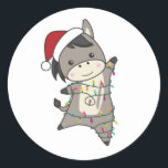 Adesivo Redondo Donkey Christmas Donkeys Animais de inverno<br><div class="desc">O burro para o Natal com luzes de fada. Animais engraçados com presentes e neve até as férias. Também é engraçado para o Natal em julho. Os burros são animais doces e perfeitos para o Natal.</div>